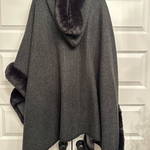 BNWOT TORRID DARK GRAY/BLACK CAPE JACKET WITH FUR TRIMMED HOOD - Picture 4 of 8
